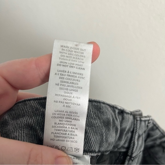 Good American 90s high rise loose fit jeans in a gray color size 6/28 - Picture 8 of 9